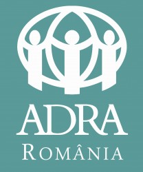 Sigla ADRA Romania - vertical STANDARD 100 alb